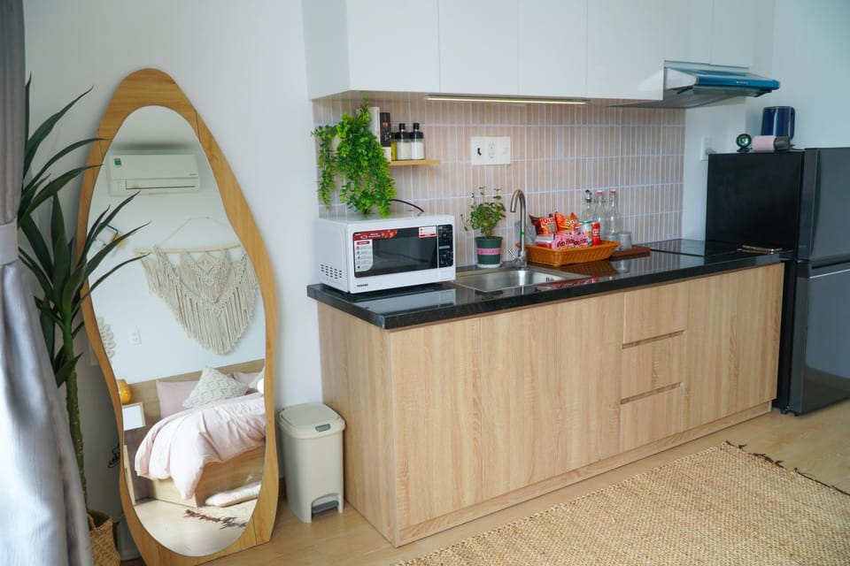 Kitchen or kitchenette, Food, microwave, minibar, stove