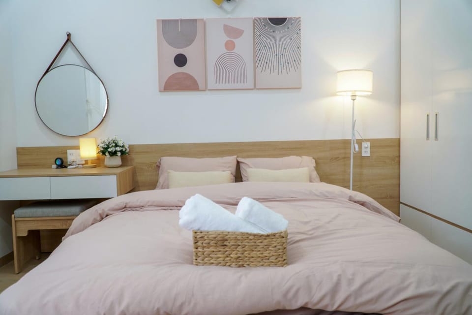 Bed, Seating area, Bedroom, towels
