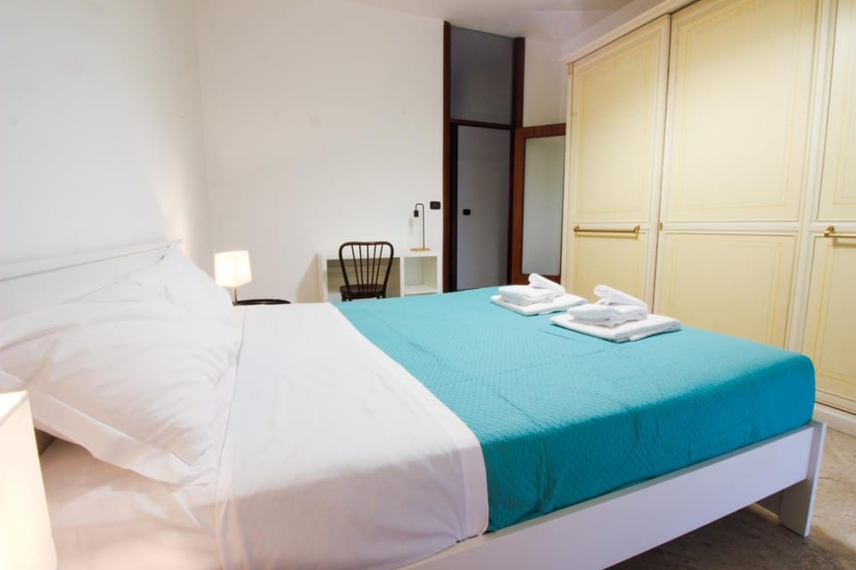 Bedroom, towels, wardrobe