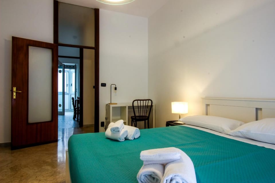 Bedroom, towels