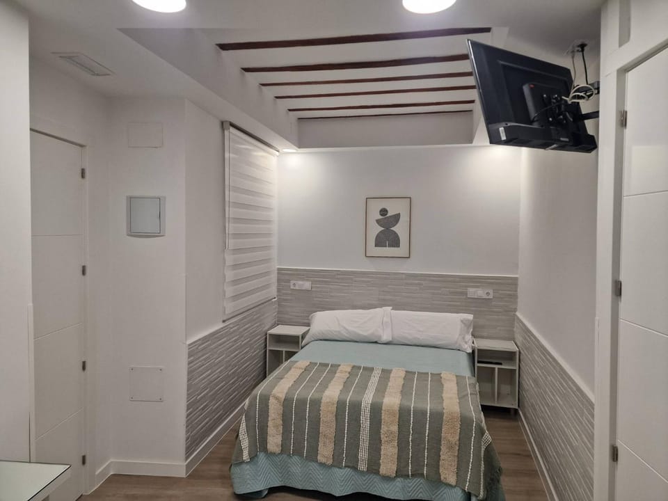 Bed, TV and multimedia, Photo of the whole room, Bedroom