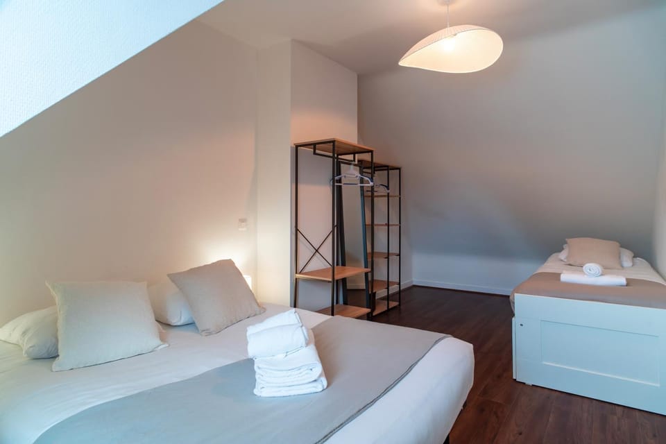 Photo of the whole room, Bedroom