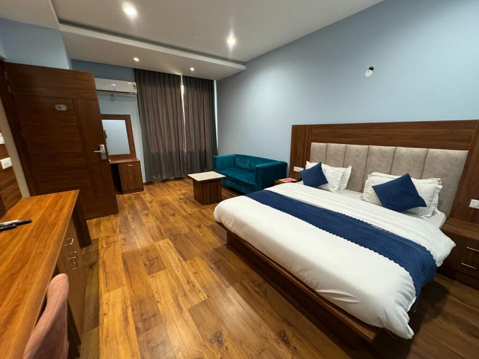 Photo of the whole room, Bedroom