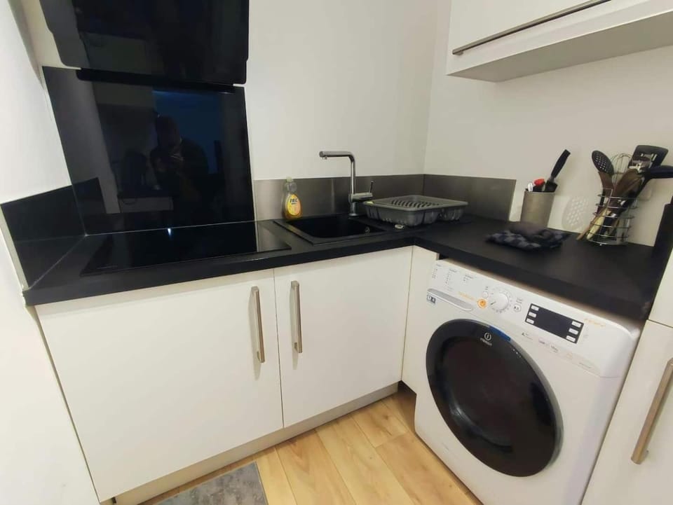 Kitchen or kitchenette, stove, washing machine