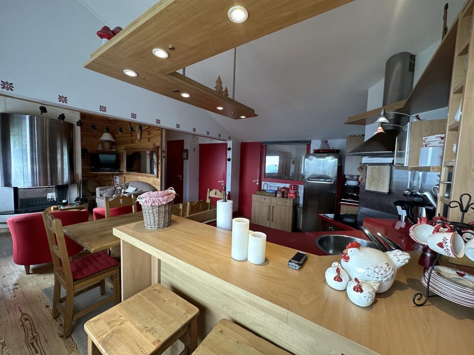 Kitchen or kitchenette, Dining area, oven