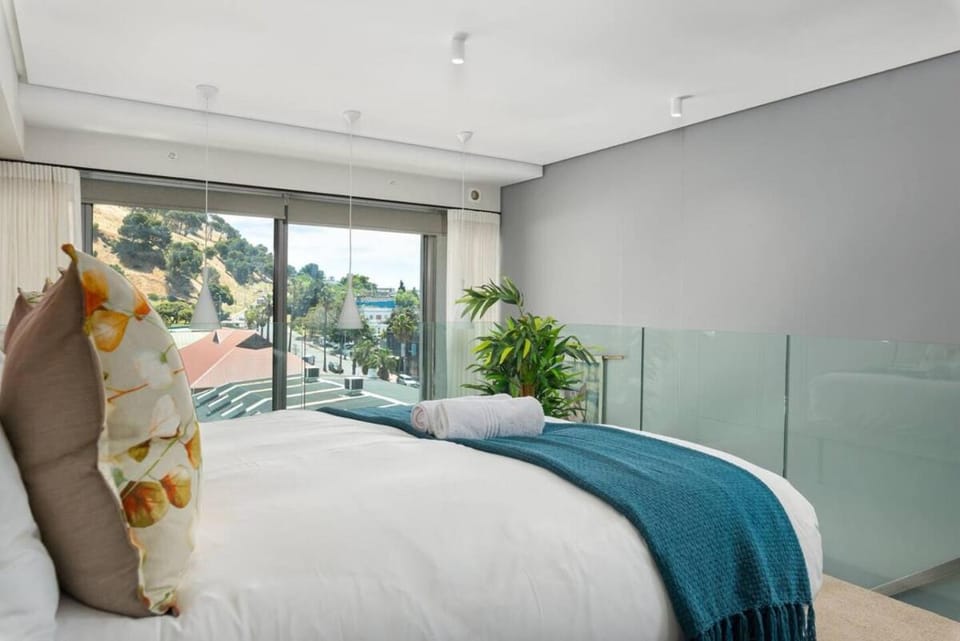 Stylish 1Bed Secure Panoramic Mountain Views Apartment in Cape Town