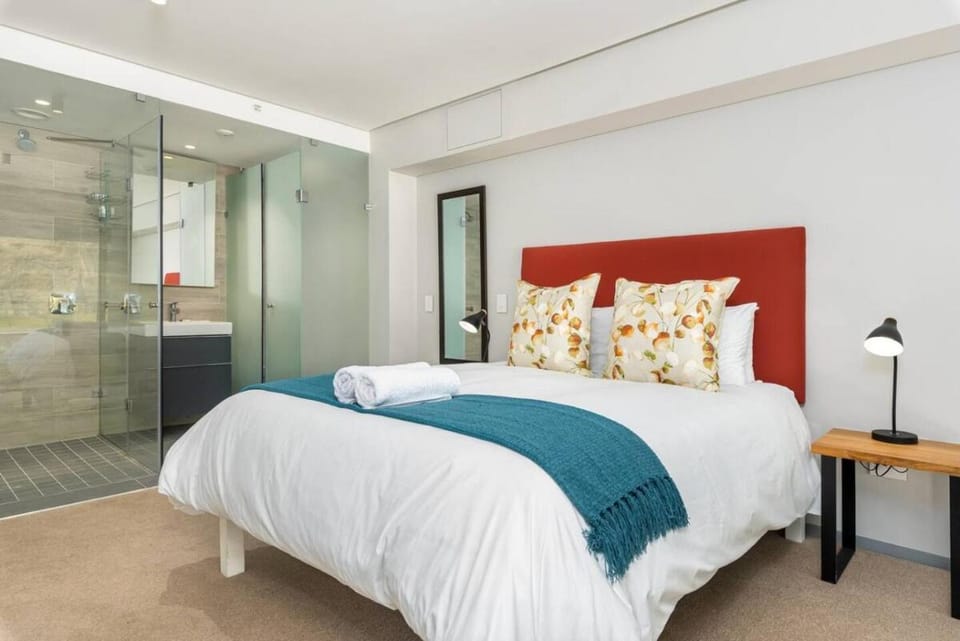 Stylish 1Bed Secure Panoramic Mountain Views Apartment in Cape Town
