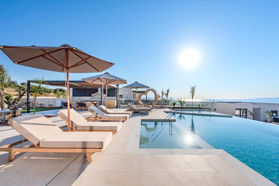 Patio, Swimming pool, sunbed
