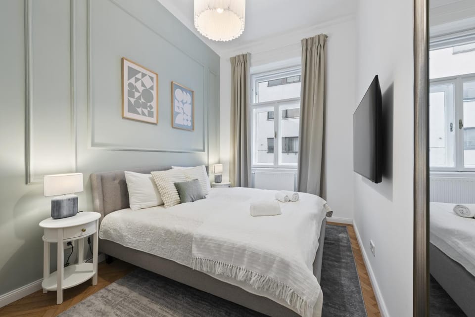 Bed, TV and multimedia, Bedroom
