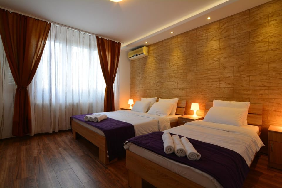 Bed, TV and multimedia, Bedroom, City view, young children, group of guests, Family