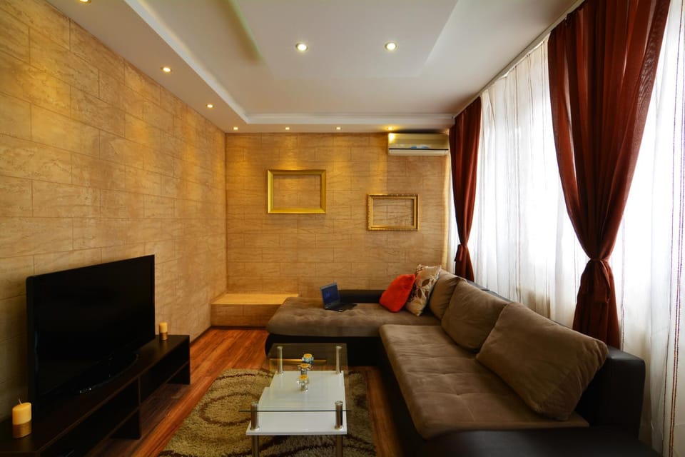 Nearby landmark, Restaurant/places to eat, Neighbourhood, TV and multimedia, Living room, Seating area, City view, Street view, Supermarket/grocery shop, Family, Family