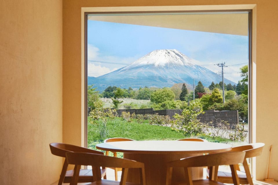 Living room, Dining area, Mountain view