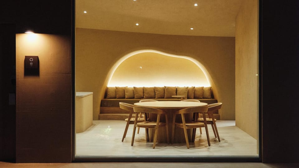 Living room, Seating area, Dining area, Mountain view