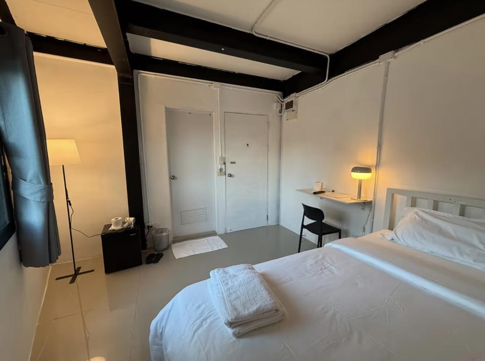 Flow Stay Koh Samet 1F流宿沙美島 Max 2 ppl, private bathroom 5 mins walk to pier and everywhere 雙人房 私人衛浴 碼頭5分鐘 鬧中取靜 Vacation rental in Phe