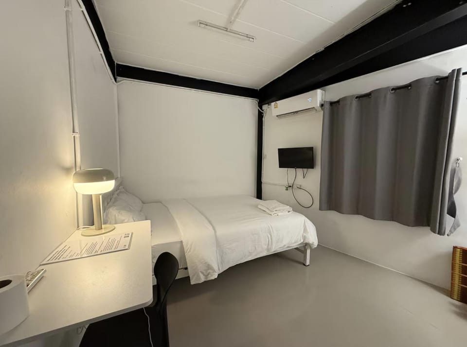 Flow Stay Koh Samet 1F流宿沙美島 Max 2 ppl, private bathroom 5 mins walk to pier and everywhere 雙人房 私人衛浴 碼頭5分鐘 鬧中取靜 Vacation rental in Phe