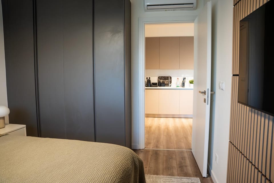 Bed, TV and multimedia, Bedroom, wardrobe