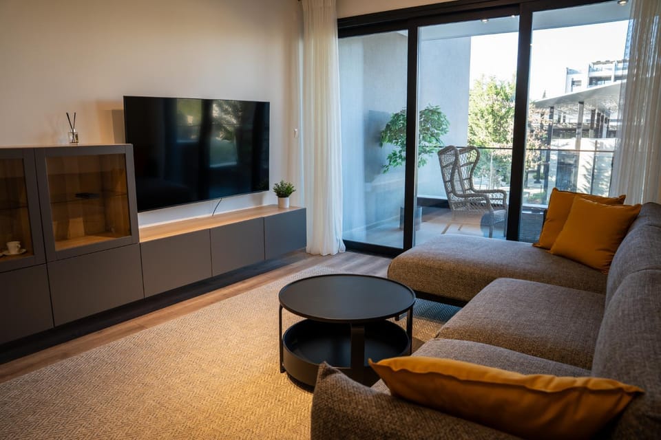 TV and multimedia, Living room, Seating area, Evening entertainment