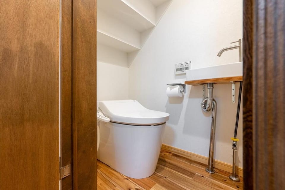 -Higashi-Shinjuku Terrace- Great location 8 minutes on foot from Higashi-Shinjuku Station and 1 stop from Shinjuku Station! Accommodates up to 11 people Wi-Fi available Shibuya, Asakusa, Ikebukuro Apartment in Shinjuku