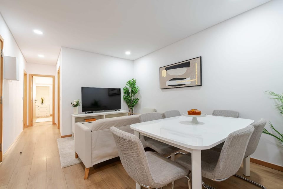 TV and multimedia, Living room, Seating area, Dining area