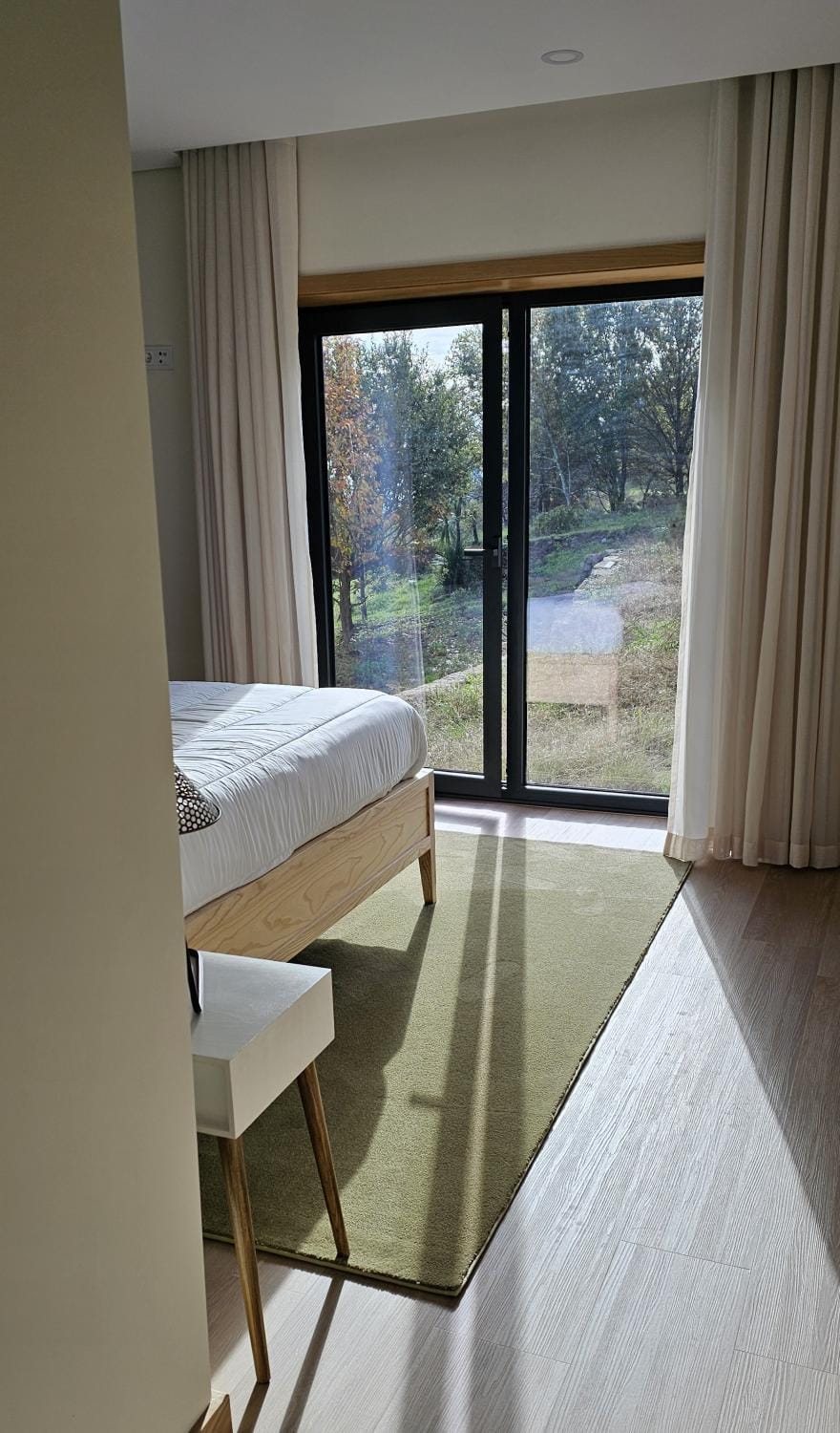Property building, Bed, Living room, Photo of the whole room, Seating area, Bedroom