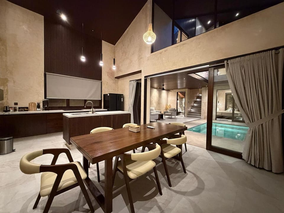 Dining area, Pool view