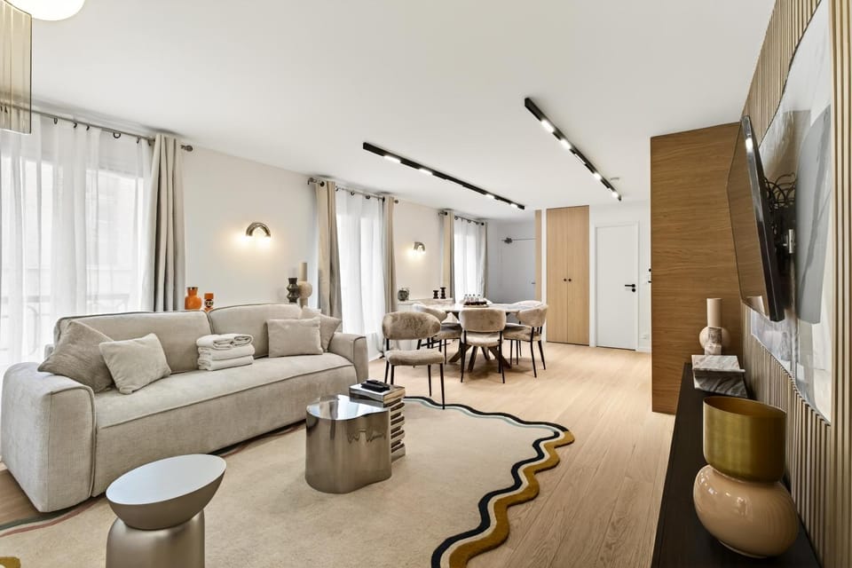 31 Flat 8 person St Lazare Galerie LaFayette Paris 8th Apartment in Paris