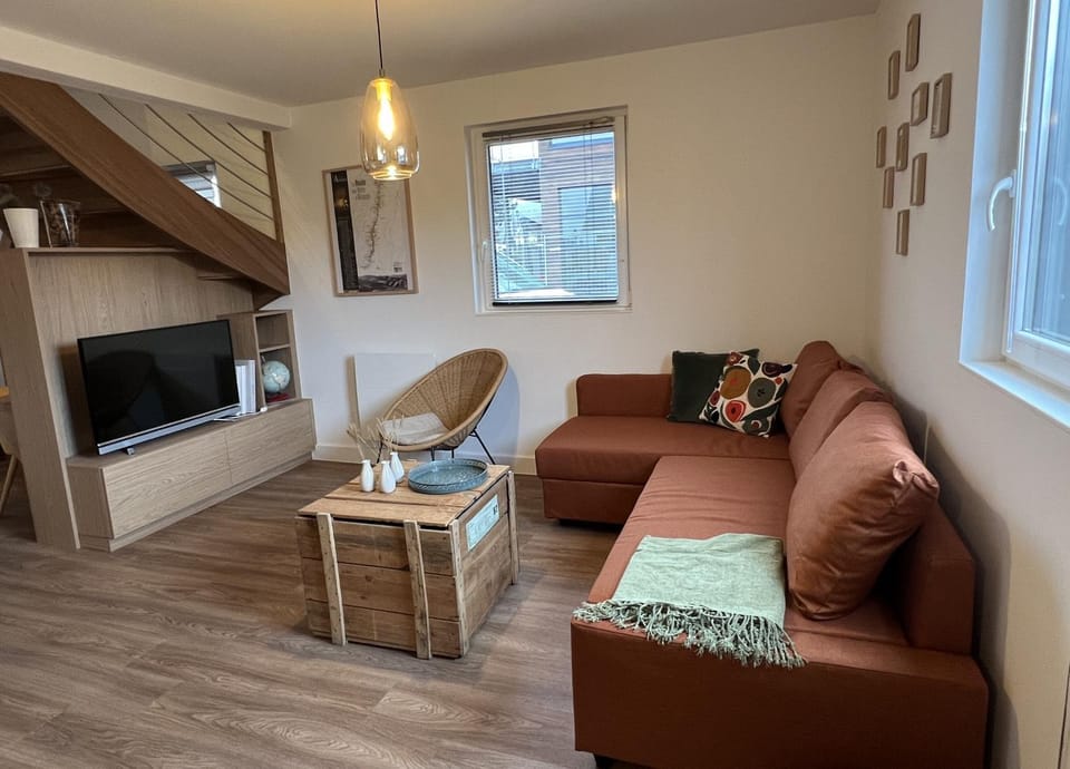 TV and multimedia, Living room, Seating area, internet