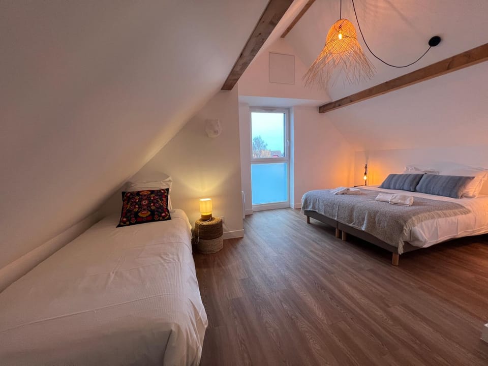 Bed, Photo of the whole room, Bedroom