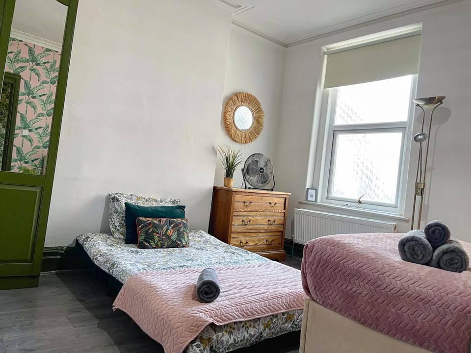 Bed, Seating area, Bedroom, heating, wardrobe