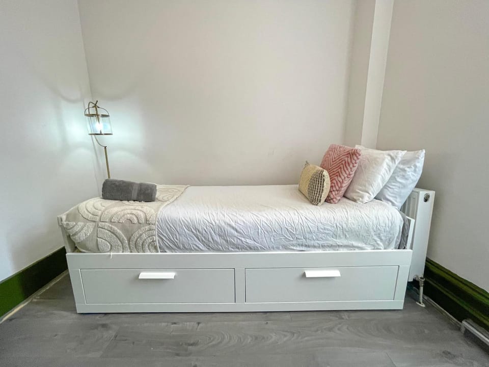 Bed, Bedroom, storage, towels, towels
