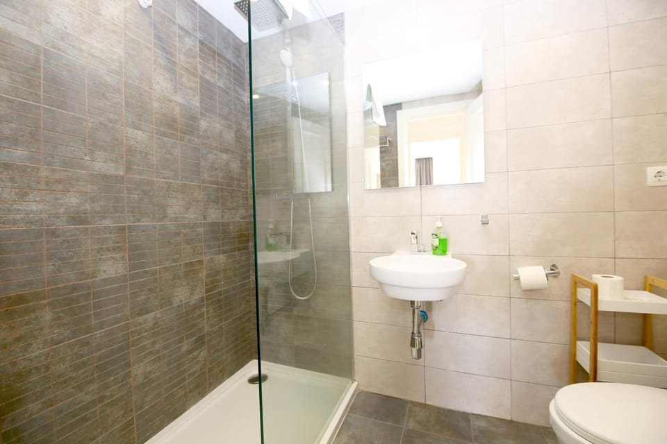 Shower, Toilet, Bathroom, towels