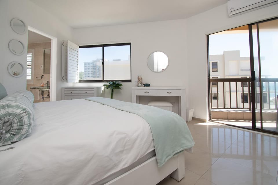 Bed, Photo of the whole room, Bedroom, air conditioner