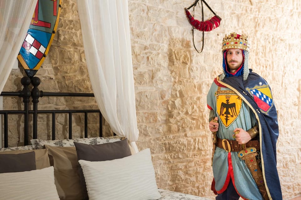 Staff, Bed, Photo of the whole room, Decorative detail, Family