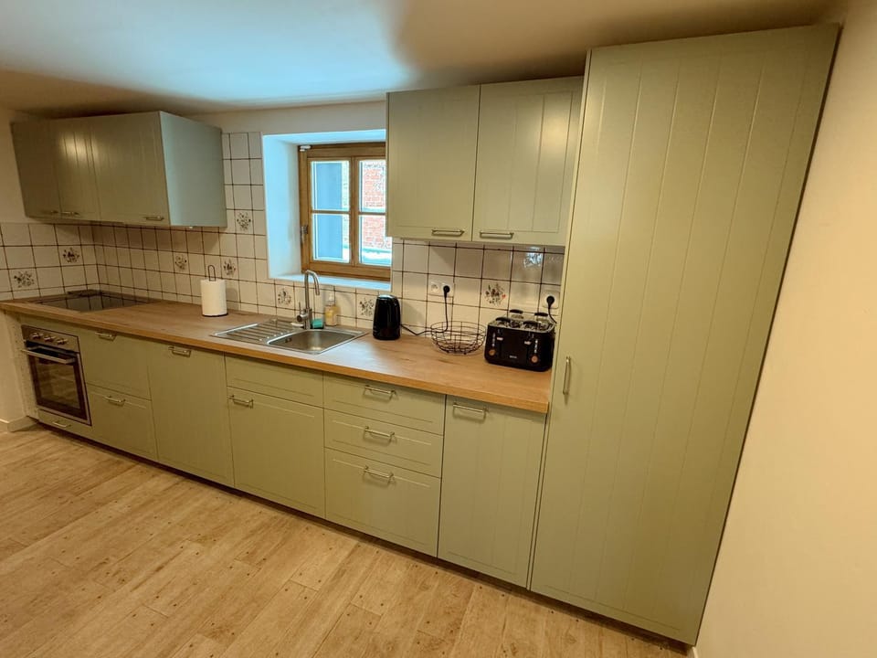 Coffee/tea facilities, Kitchen or kitchenette, dishwasher, stove