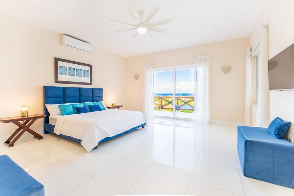 Bed, TV and multimedia, Seating area, Bedroom
