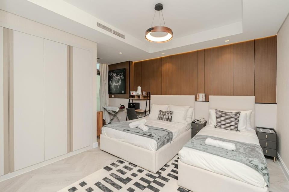 Paramount Midtown Luxury 2BR Sleeps 7 Near Business Bay Metro and Dubai Mall Apartment in Dubai