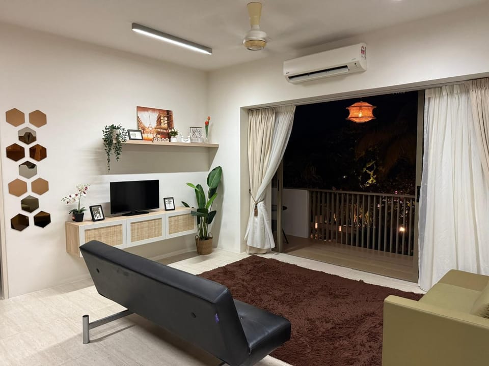 Communal lounge/ TV room, TV and multimedia, Living room, Seating area, Evening entertainment, air conditioner