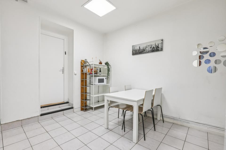 Kitchen or kitchenette, Dining area, minibar, oven, stove