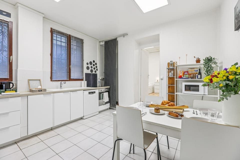 Coffee/tea facilities, Kitchen or kitchenette, Food and drinks, minibar, stove