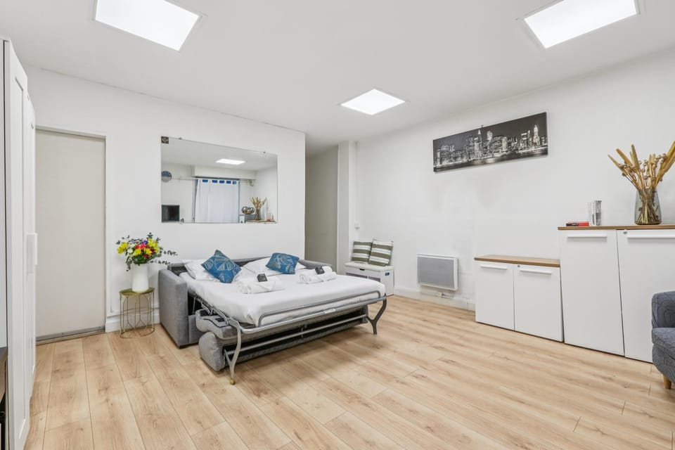 Bed, Kitchen or kitchenette, Photo of the whole room, Bedroom, towels