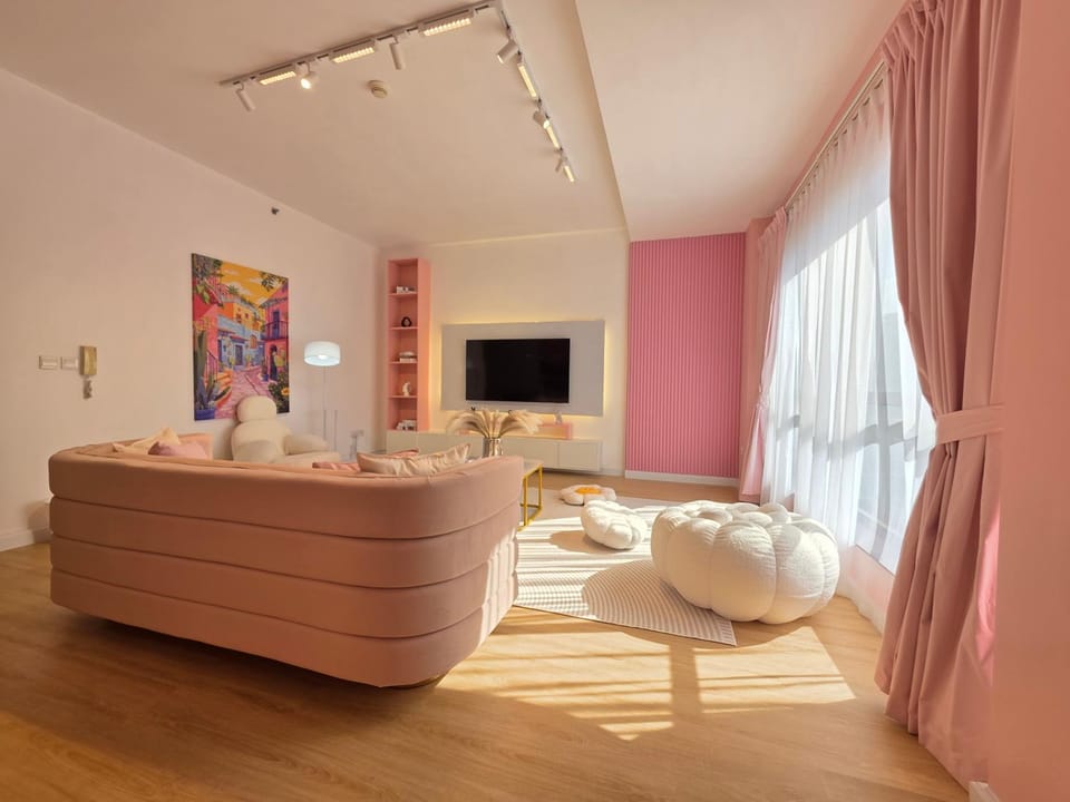 Day, TV and multimedia, Living room, Photo of the whole room, Seating area, Evening entertainment