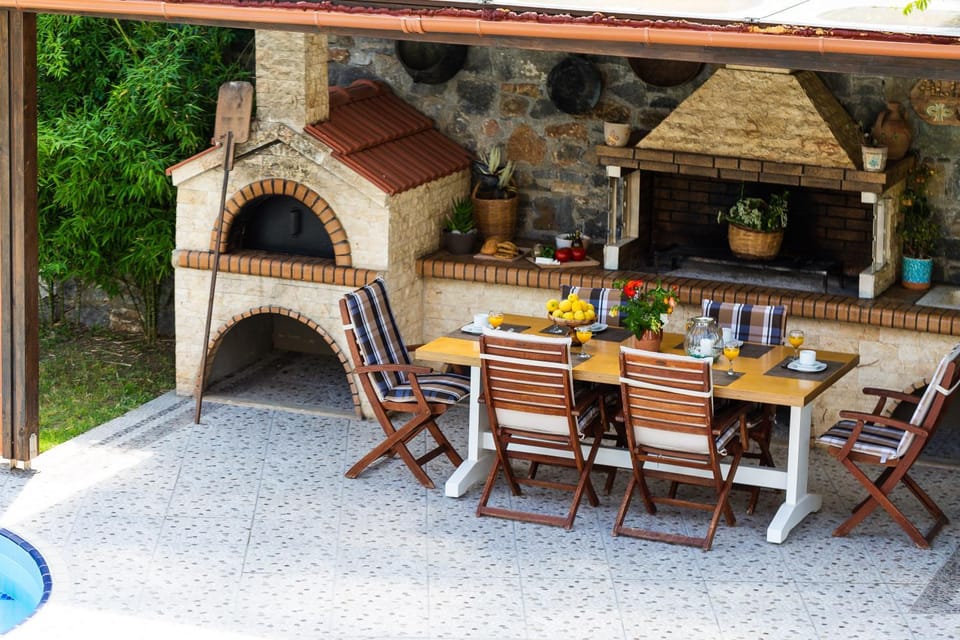 Patio, Restaurant/places to eat, BBQ facilities