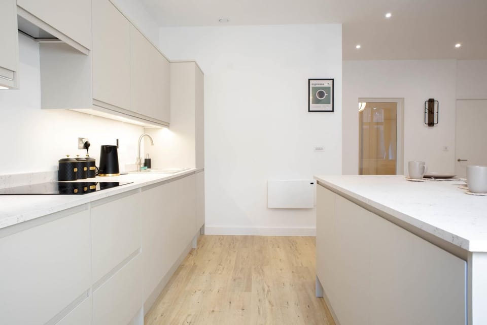 Kitchen or kitchenette, minibar