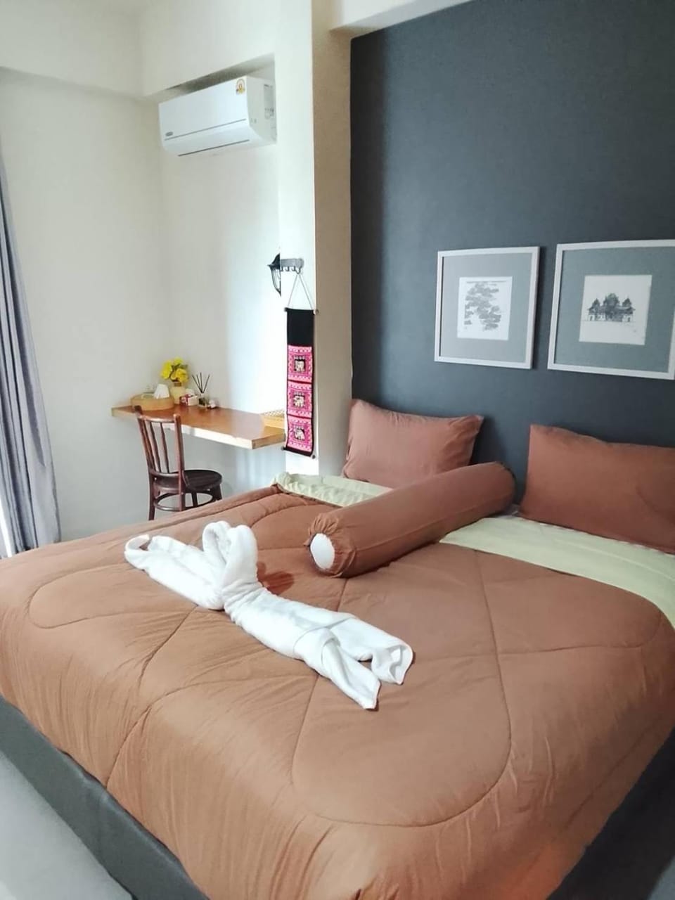 Bed, Photo of the whole room, Bedroom, air conditioner