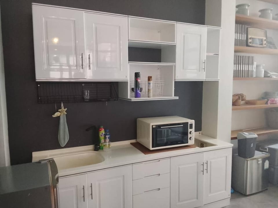Kitchen or kitchenette, minibar, oven, stove, toaster