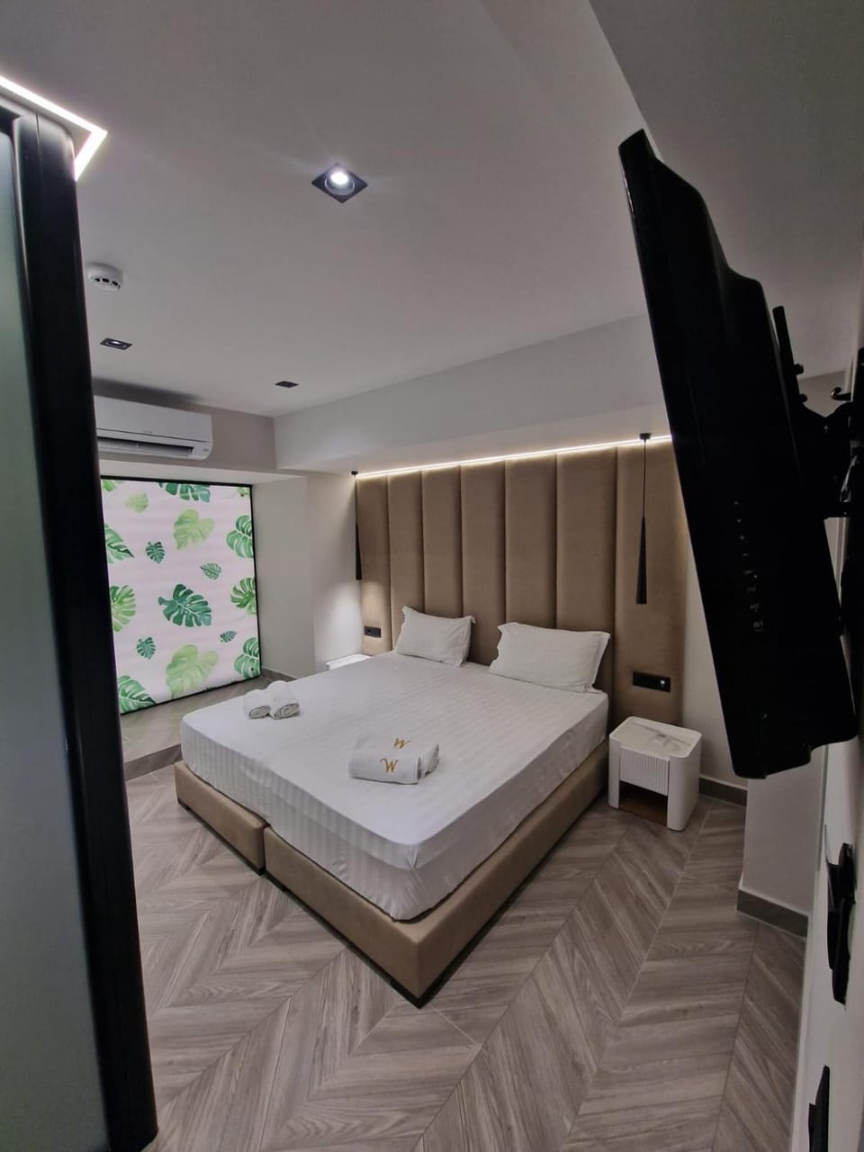 Bed, Photo of the whole room, towels