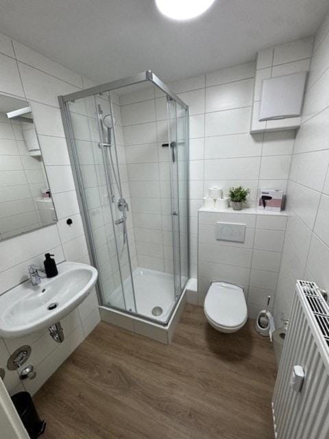 Shower, Toilet, Bathroom, towels