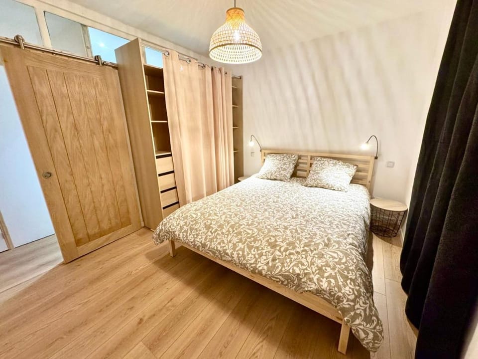 Photo of the whole room, Bedroom, wardrobe