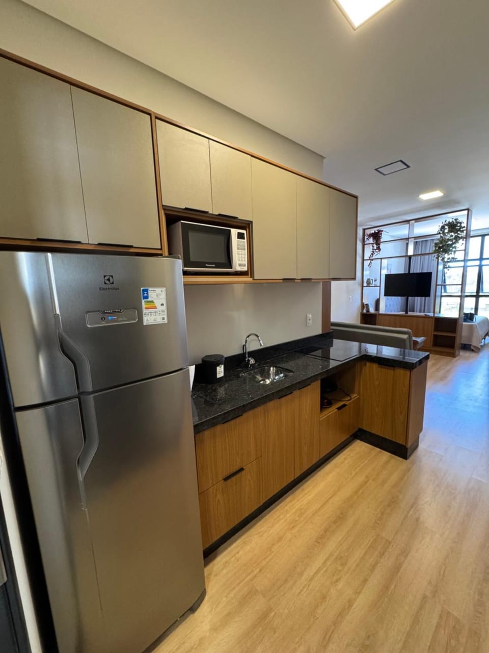 Kitchen or kitchenette, minibar, stove