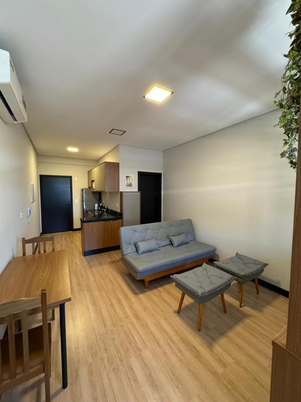 TV and multimedia, Living room, Seating area, Dining area, air conditioner